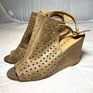 Lucky Brand regina taupe perforated wedges size 6